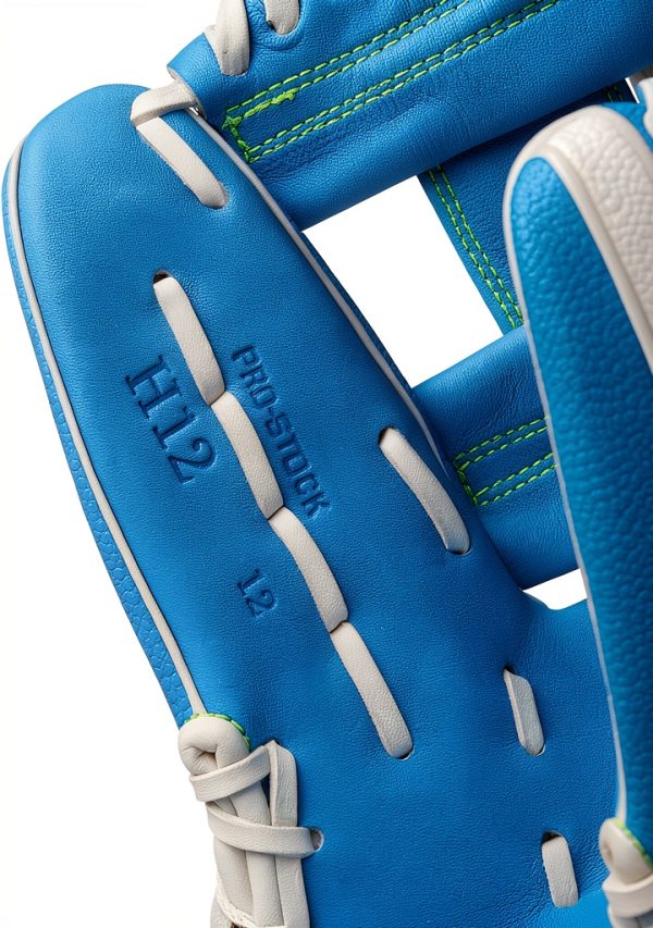 Wilson A2000 Fastpitch Softball Glove Sky Blue/White Infield 12"-10